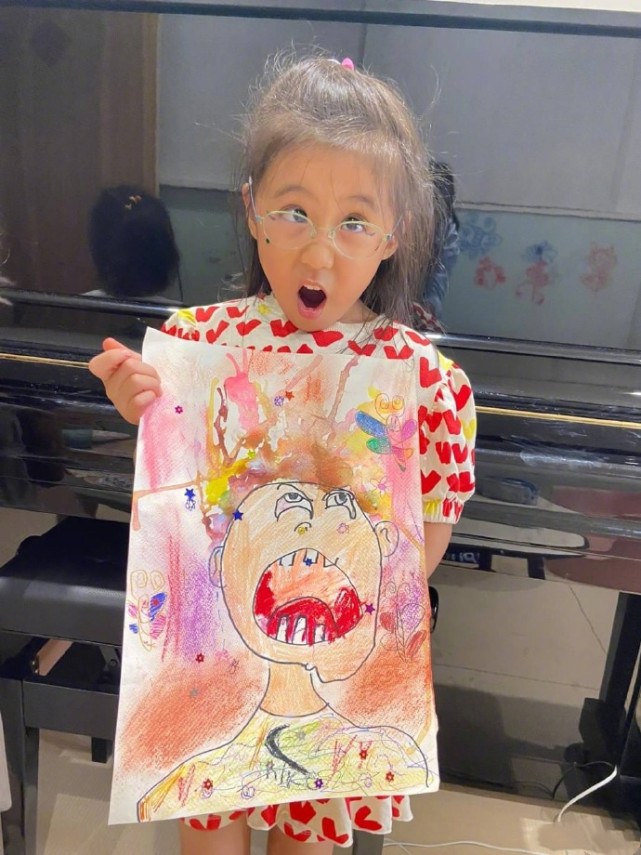 可爱到犯规！贾静雯晒俩女儿自画像，咘咘波妞抽象画功被妈妈调侃