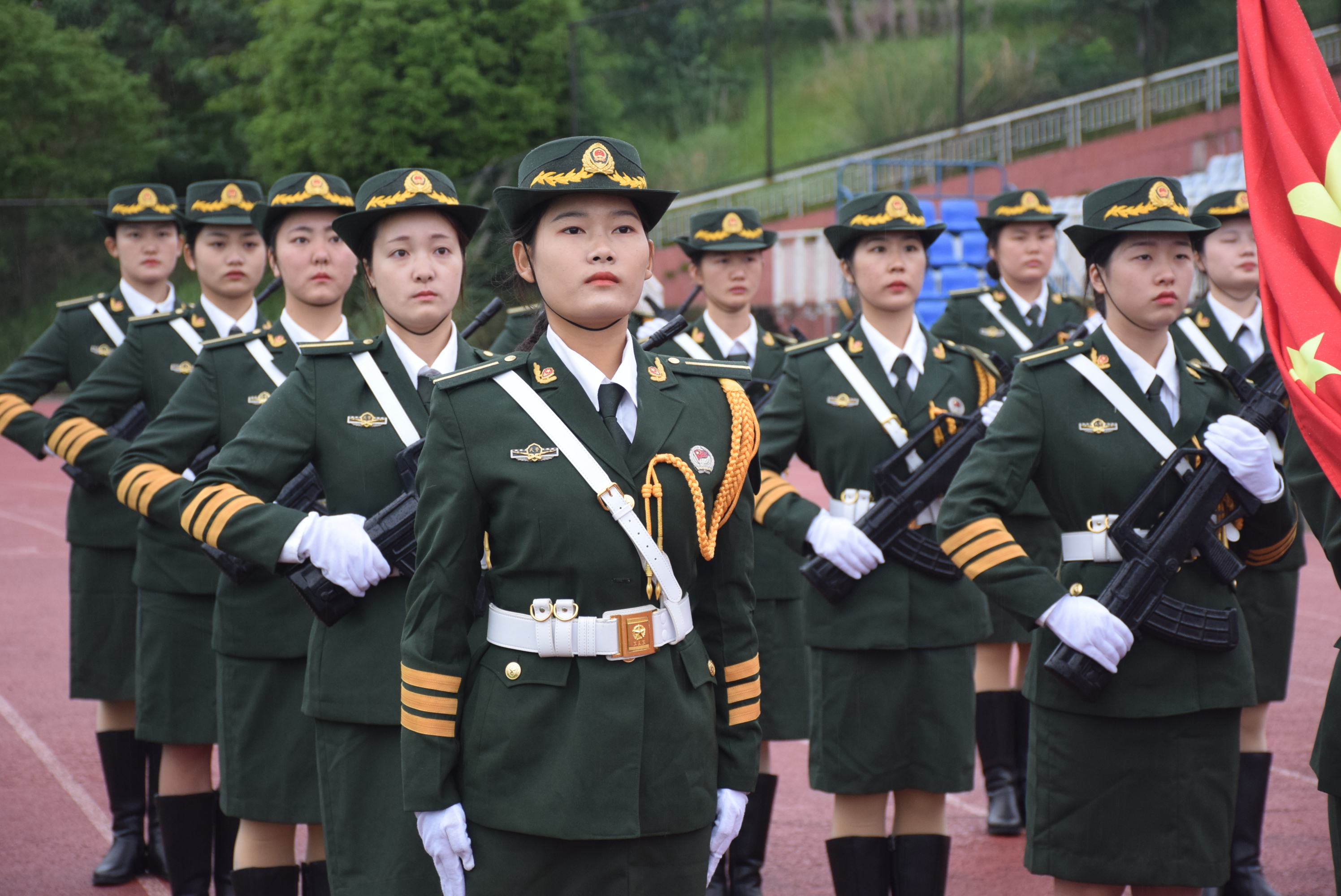 巾帼不让须眉，8181801威尼斯女子国旗班亮相开学典礼