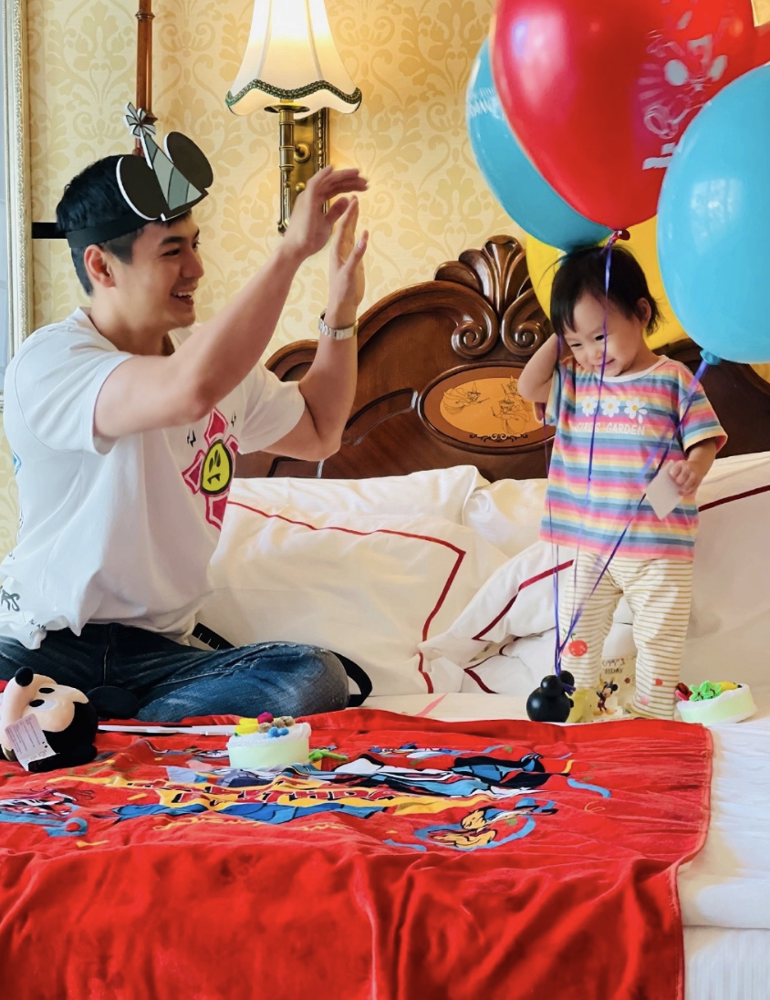 杨怡罗仲谦为彼此庆生，打卡迪士尼温馨度过，女儿小珍珠软萌可爱