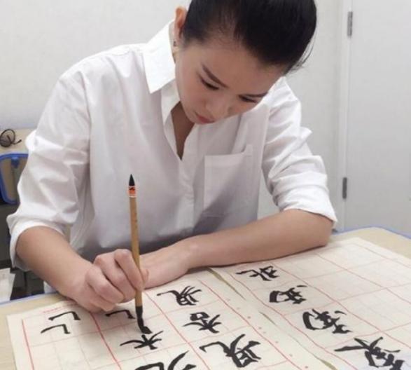 參觀胡杏兒在婚後的家，為老公一頓飯做十道菜，在家也太賢惠了