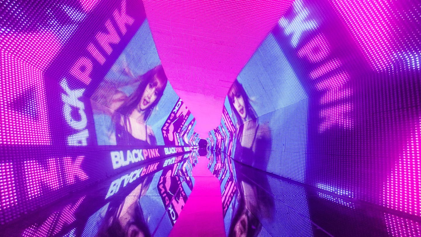 粉丝怒了！土豪粉丝地标应援庆祝BLACKPINK线上演唱会