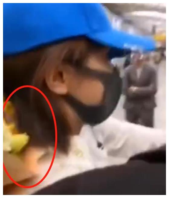 杨紫机场被围堵拍摄，路过老大爷却飙脏话？瞬间变脸神色太不自然