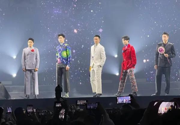 人间尤物张雨绮，怎么把10w的迪奥穿成3块8包邮的