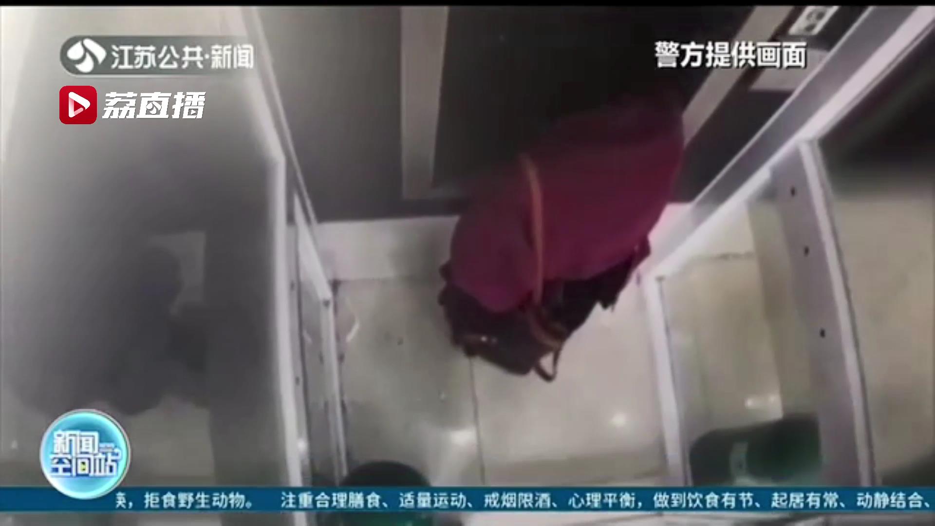 取款机前见前一位忘取走卡片 男子顺手牵羊后古镇里绕了半小时躲监控