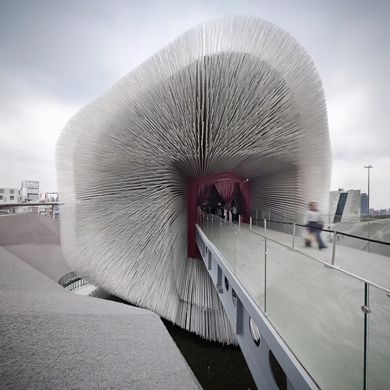 网红建筑沦为"自杀圣地"后被无限期关停