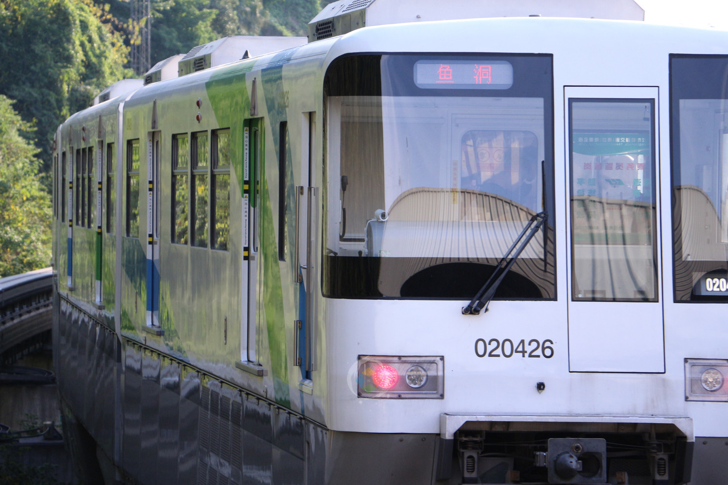 “轻轨”毁坏重庆形象？15年过去了，官方终于下定决心改成单轨