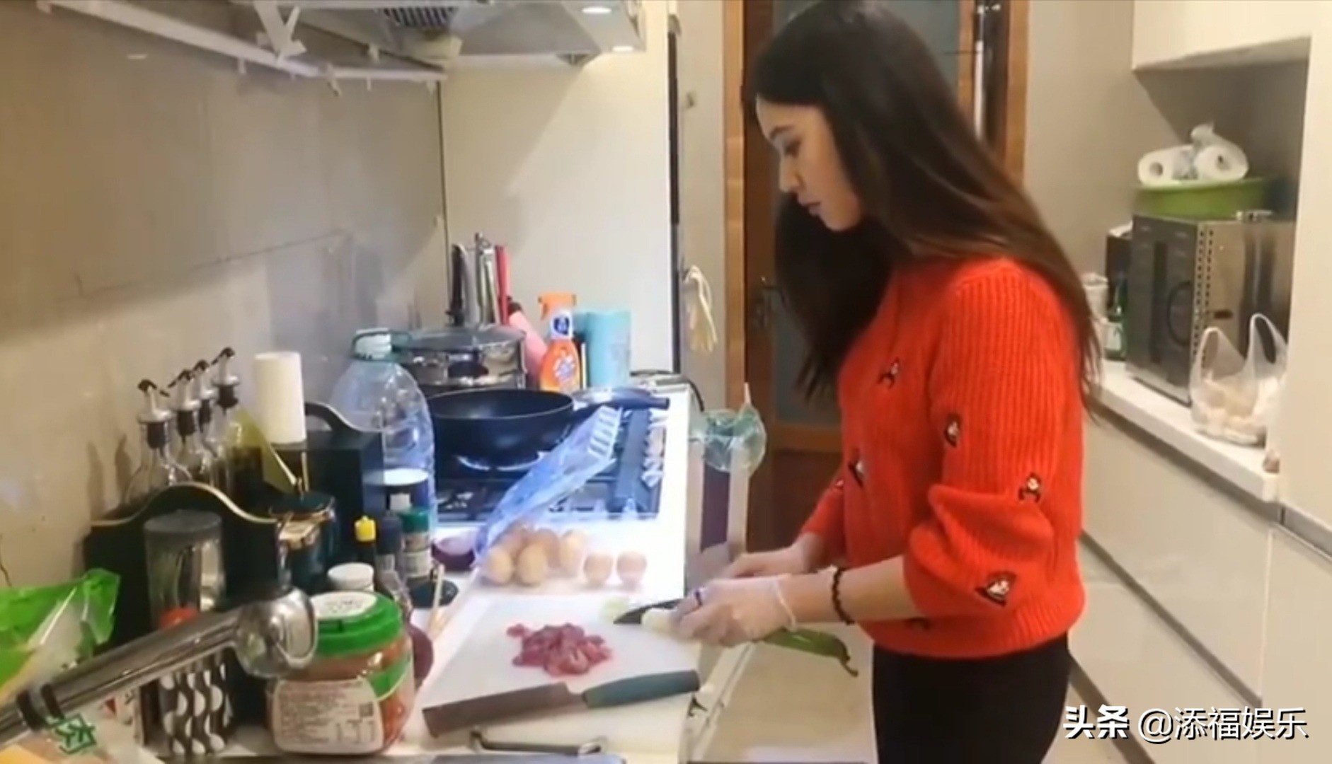 美食博主林允尝试新技能，惨遭滑铁卢，穿白衣唯恐油渍溅衣服