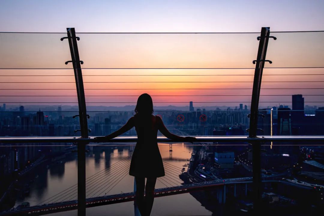 重庆旅行必打卡：250米高空，陪她看一场270度浪漫夕阳