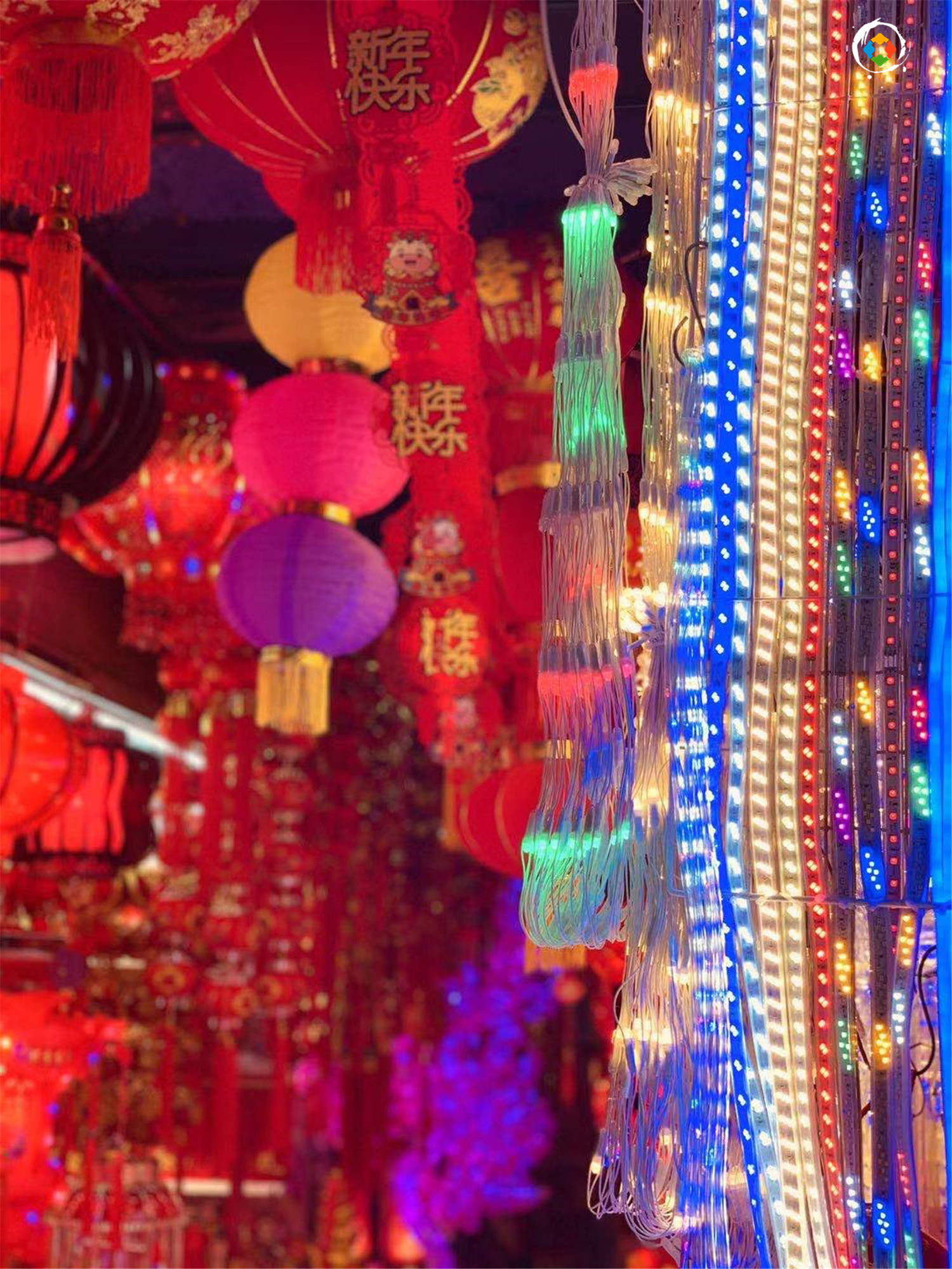 重庆主城没有年味儿？大红灯笼挂满天，朝天门批发市场热闹极了