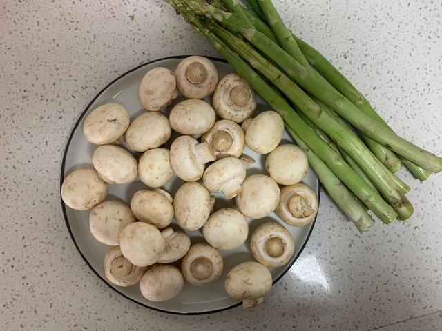 圖片[4]-黑椒蘆筍炒口菇做法步驟圖 簡單炒炒就搞定贊-起舞食譜網