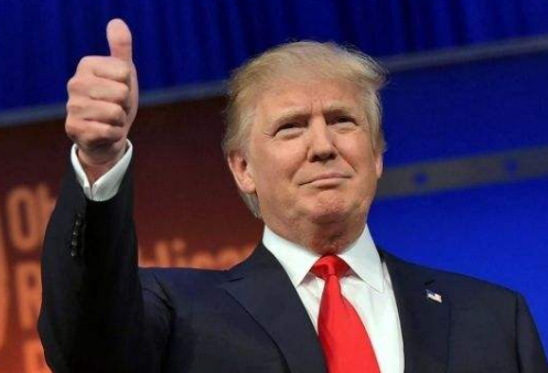 美国民众直接愤怒了！近10万人丧生后，特朗普竟