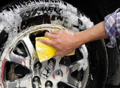 洗车时，一个月洗一次还是频繁洗车好？修车工：做错更容易伤车