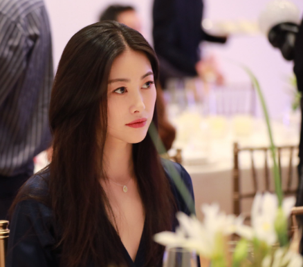 出生军人世家父亲是富商，35岁的朱珠为何能连续入选全球最美面孔