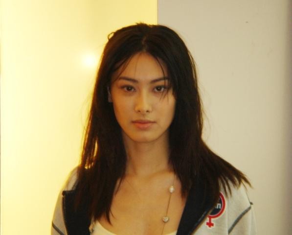 “豪门弃妇”梁洛施的悲伤，2年生3子，为何李家
