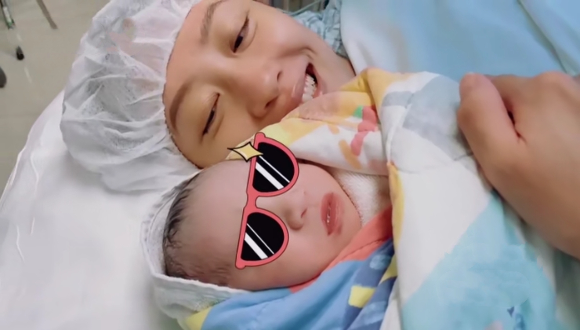 應采兒生二胎畫面曝光，哥哥給弟弟唱歌，HoHo牙牙學語像媽媽