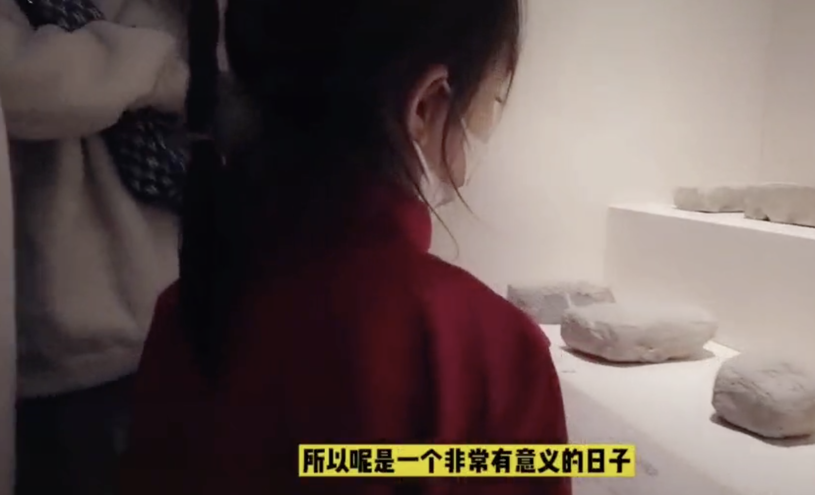 李小璐帶女兒遊故宮，甜馨輕鬆翻跟頭，被媽媽背在背上互動溫馨
