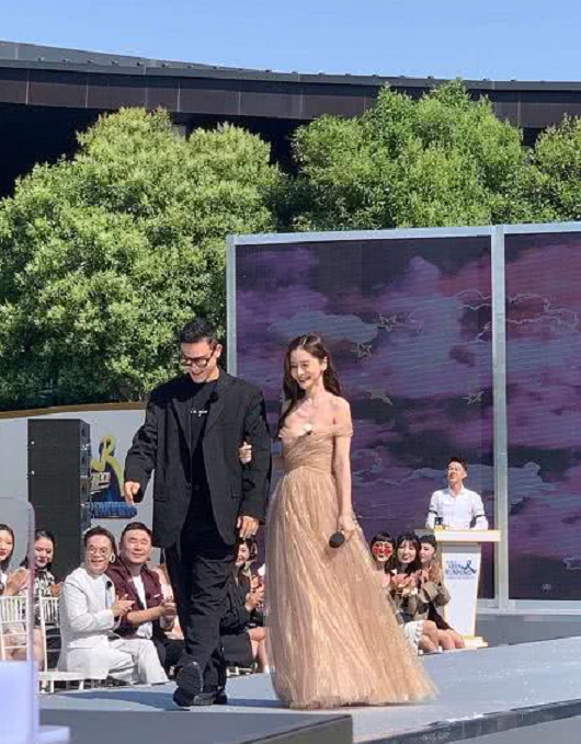 Baby是多怕输！录综艺穿高定礼服比红毯还隆重，