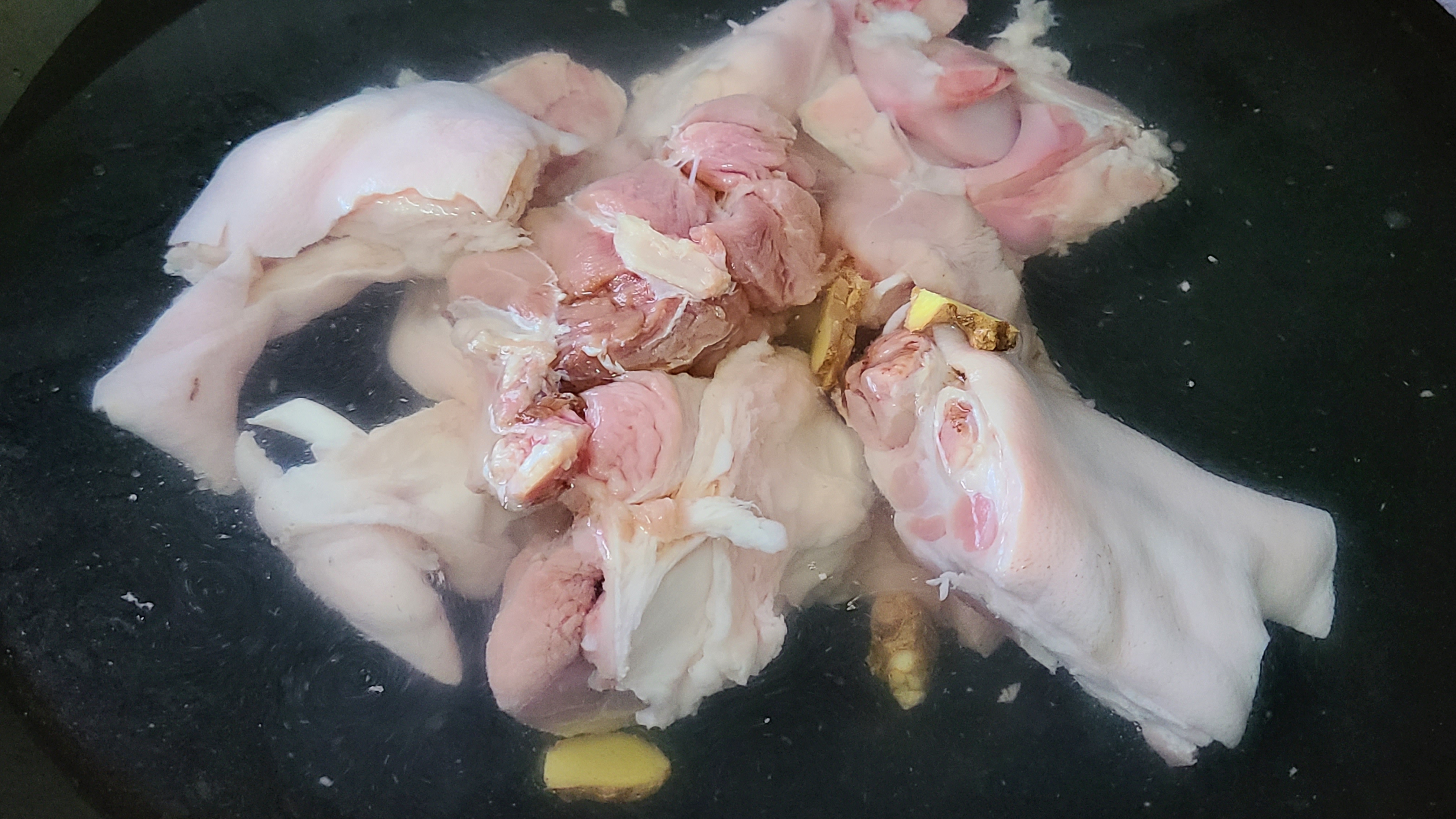 蒜香猪脚，简单好吃香味浓，这样的下饭菜，看着就嘴馋