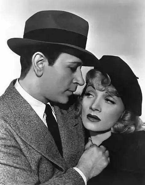 从切·格瓦拉到艾米莉，都爱贝雷帽！法国人却说它不法式不时髦？