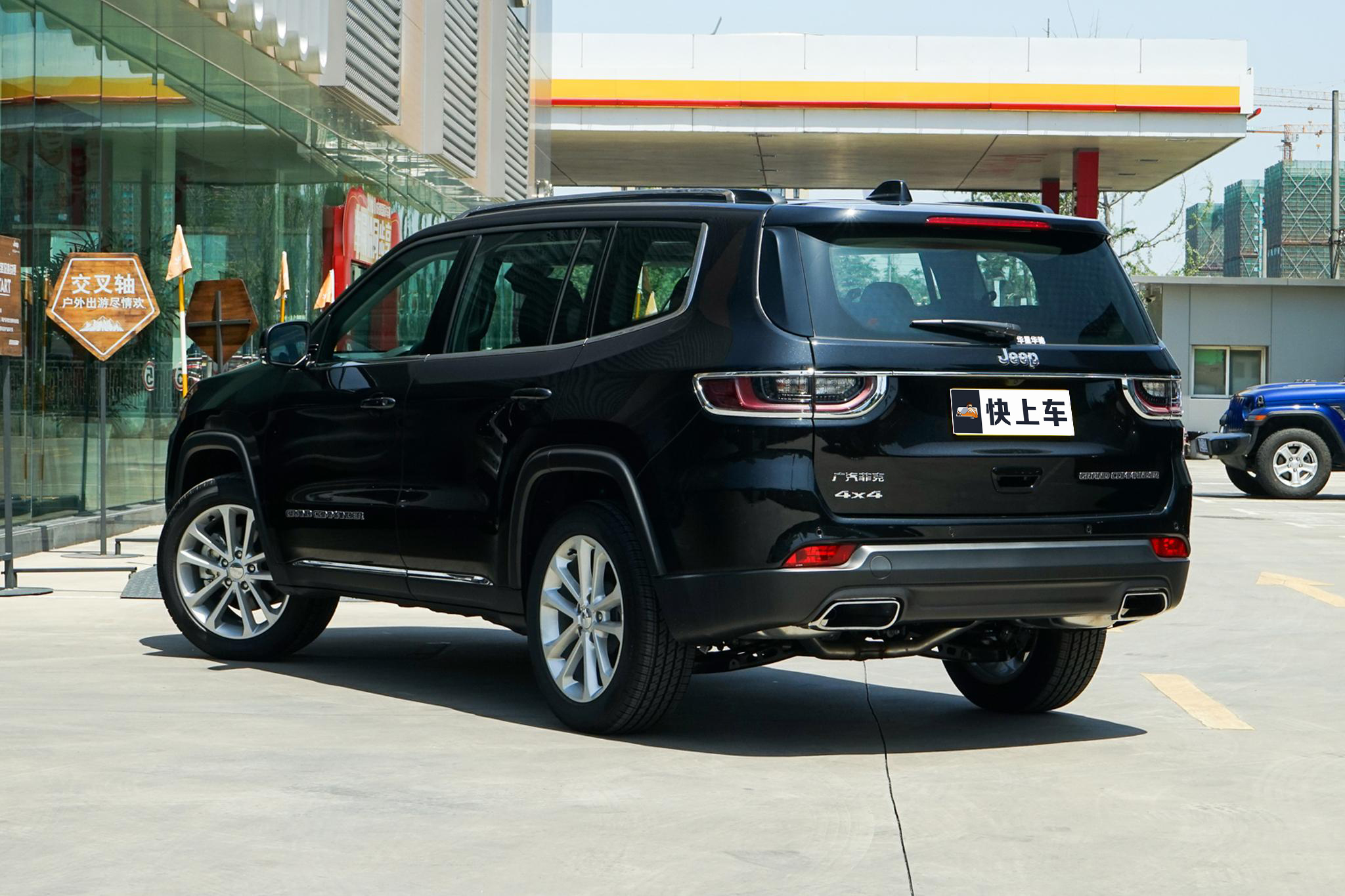 大指挥官内饰设计相比其前辈牧马人,大切诺基这些硬汉前辈来说要居家