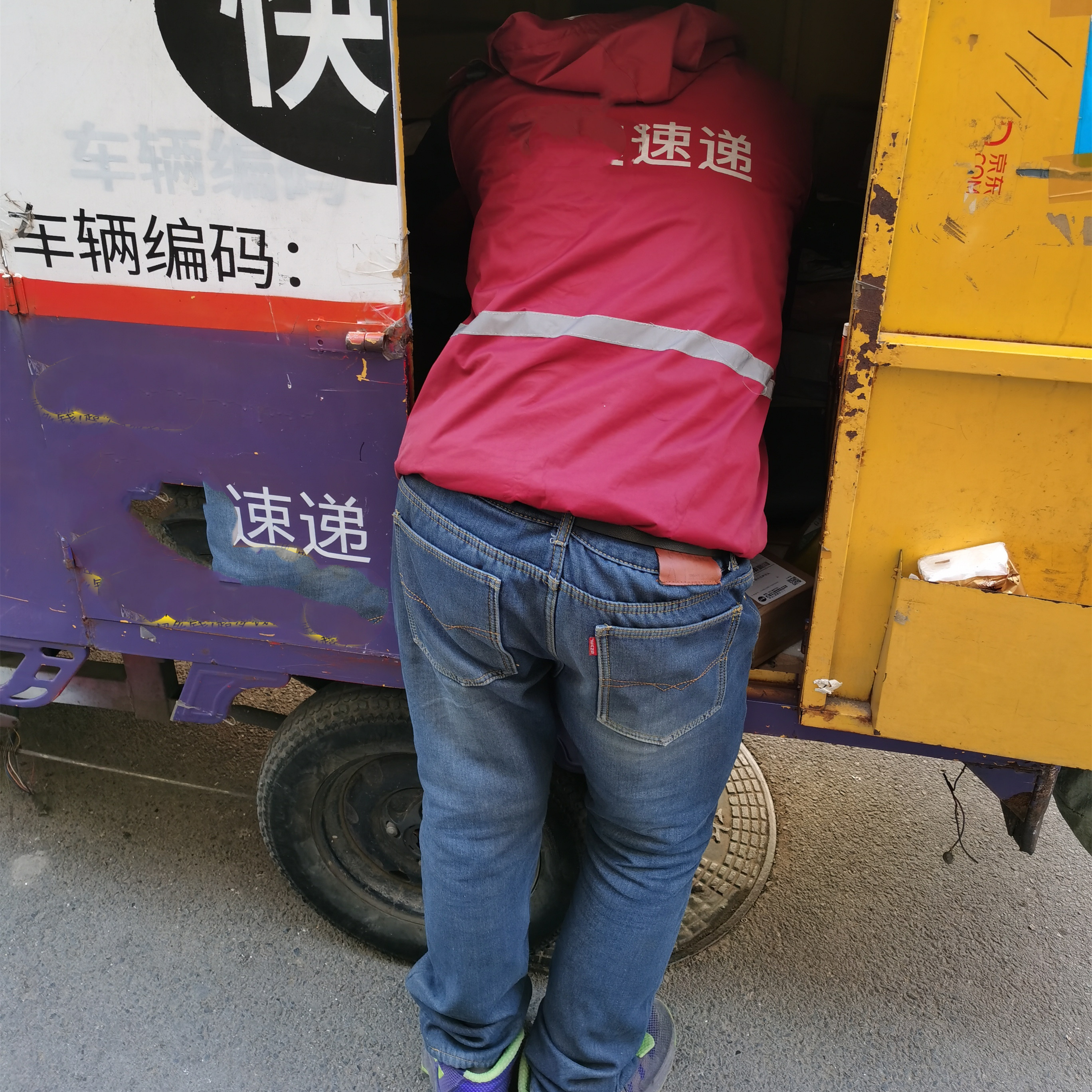 刘强东：京东不允许1个员工做外包！物流快递外包，劳务派遣现象