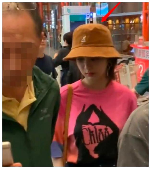 杨紫机场被围堵拍摄，路过老大爷却飙脏话？瞬间变脸神色太不自然