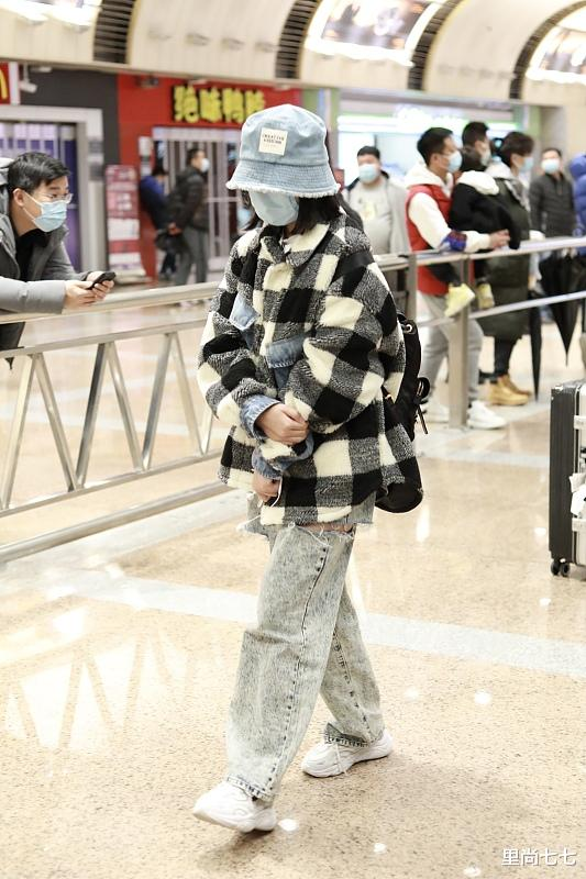 小沈阳一家三口罕走机场，14岁女儿身高已超妈，打扮超酷大变样