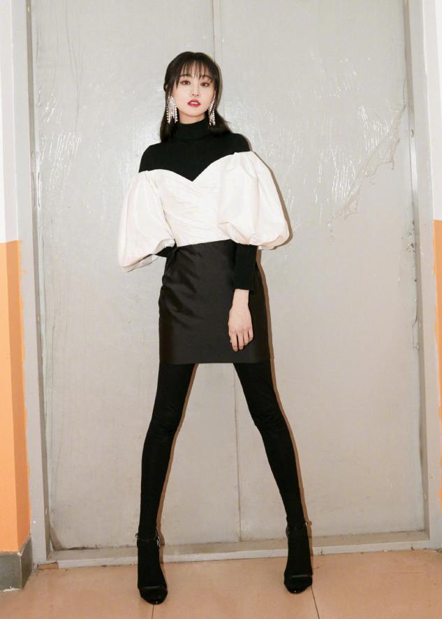 郑爽最新杂志造型曝出，穿抹胸裙配衬衫凹造型