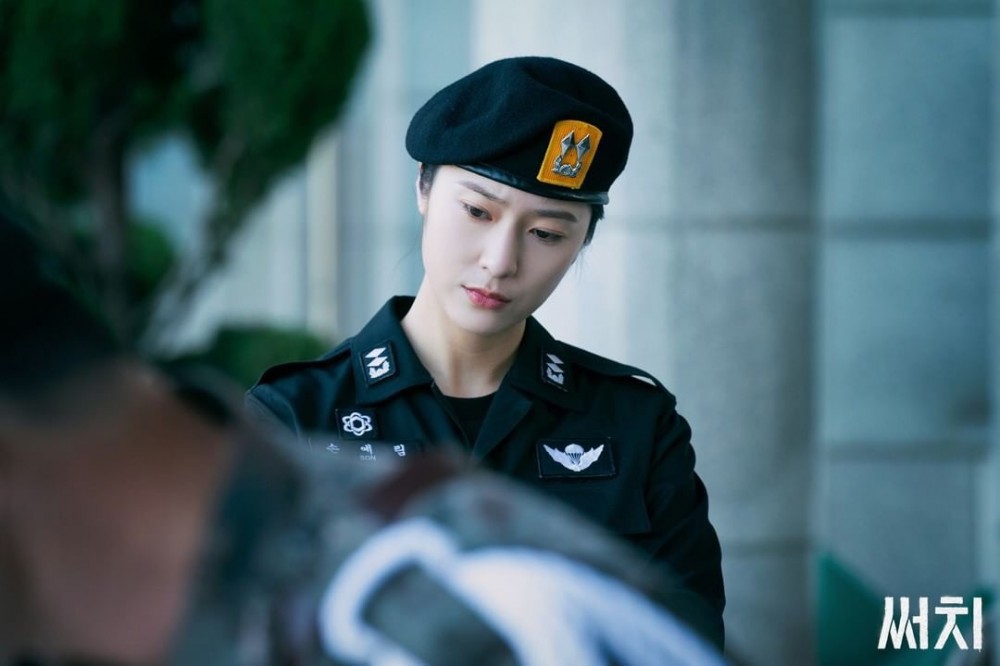 郑秀晶张东尹search新剧照曝光军装英气爆棚