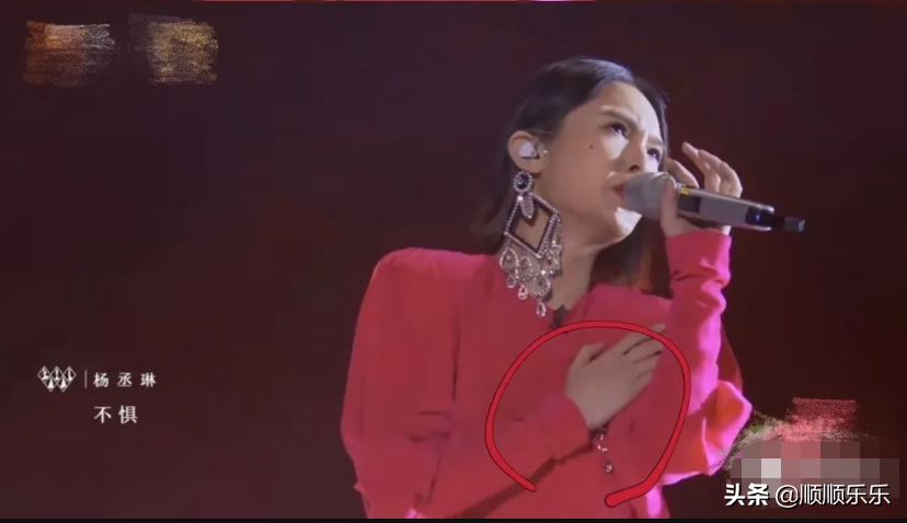 Edge catching dangler sings by the side of Yang Chenglin: This reaction ability also too absolutely