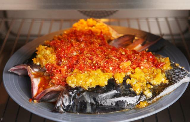 图片[5]-双色剁椒鱼头的做法步骤图厨师长教做正宗剁椒鱼头处理鱼头和-起舞食谱网