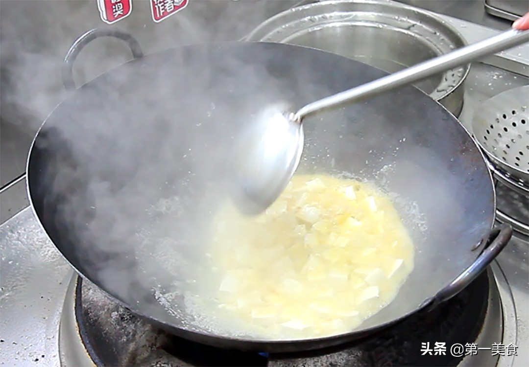 图片[8]-豆腐怎么做才好吃 厨师长教你做咸蛋黄豆腐 鲜嫩入味 营养丰富-起舞食谱网