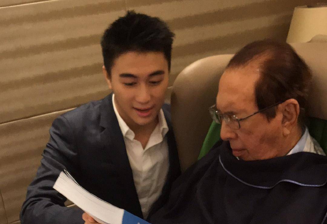 98岁赌王被曝病危！何超莲等人齐聚医院探视后，