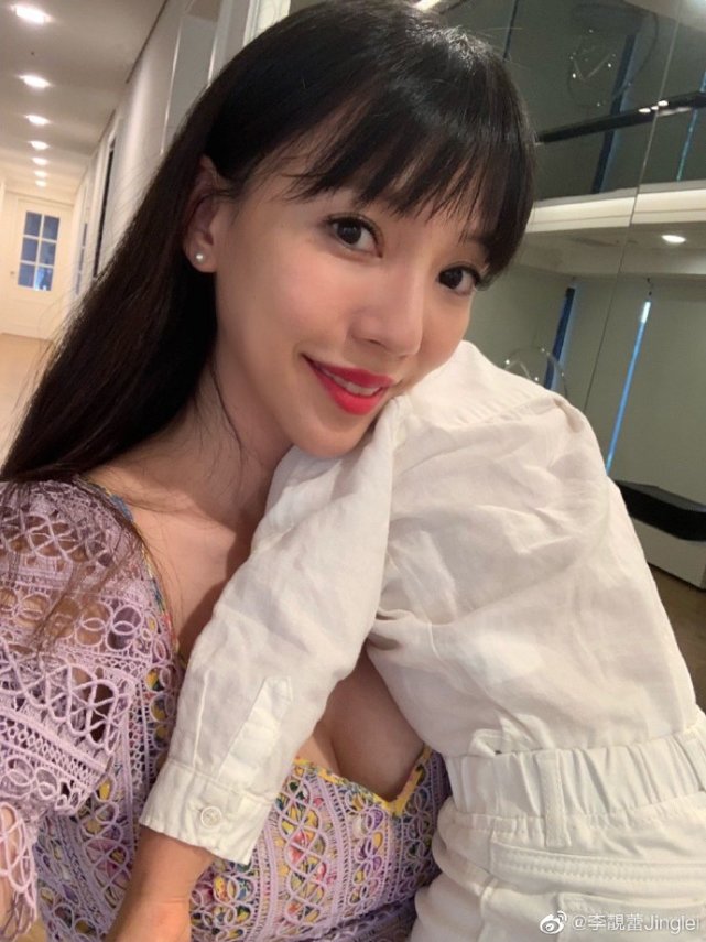 王力宏带妻子饭局闷头只顾吃，娇妻李靓蕾温柔大方，生三胎身材好