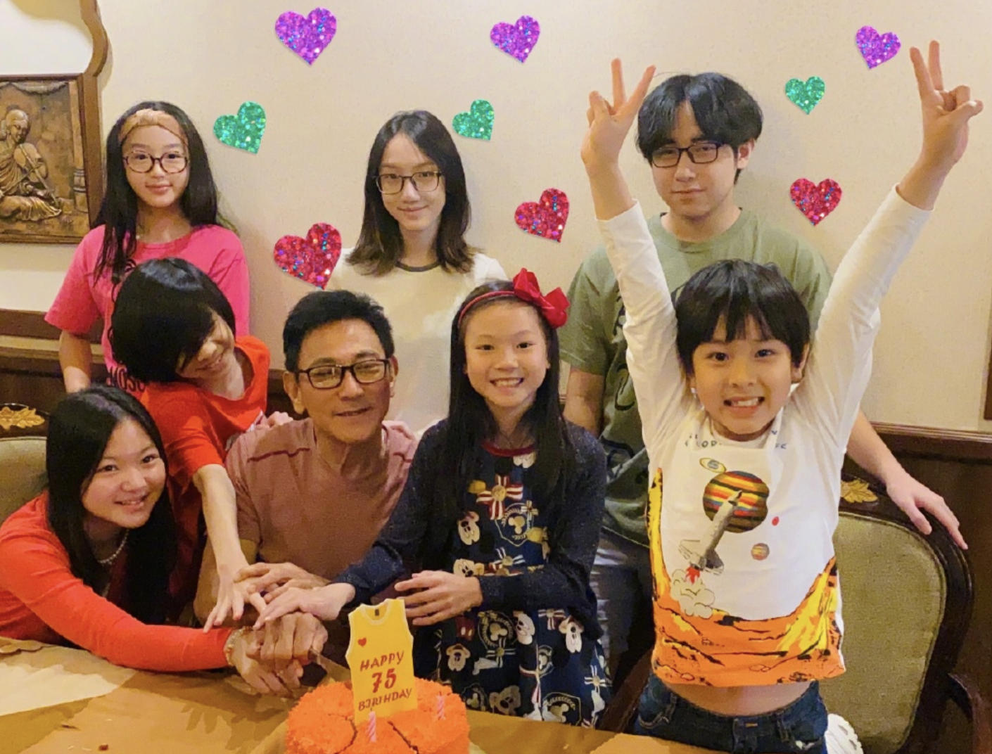 吴尊晒照为75岁爸爸庆生，十几口人同框人丁兴旺，可惜妈妈已离世