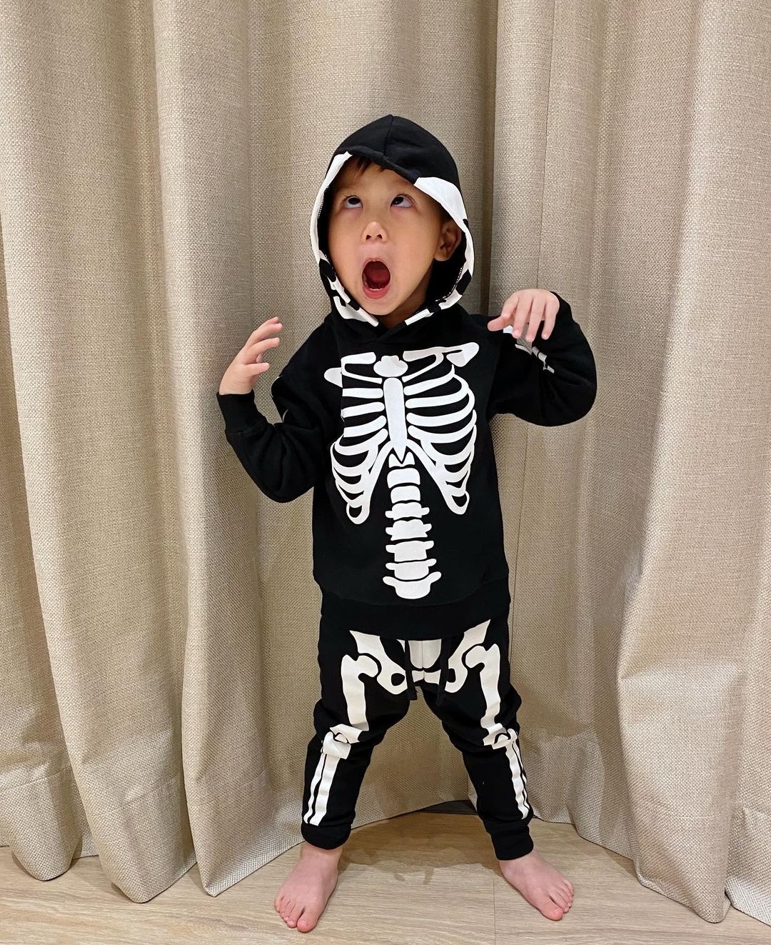 胡杏兒老公曬與兒子碼頭玩耍照，奕霆徒手“摘”夕陽，創意又溫情