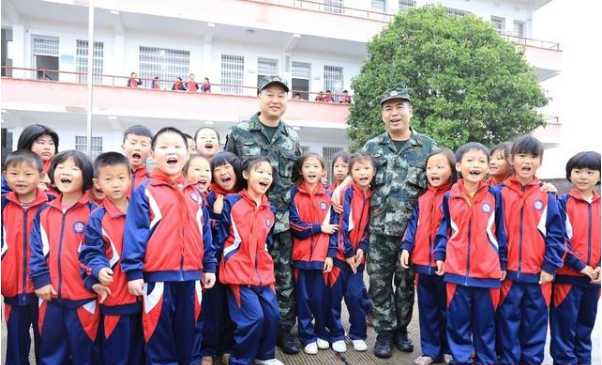 真正要追的星！小学生围着武警叔叔要签名，赠送活动秒变追星现场