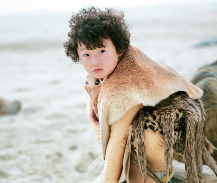 有种开脱式长大叫邹市明儿子，儿时呆萌可爱，