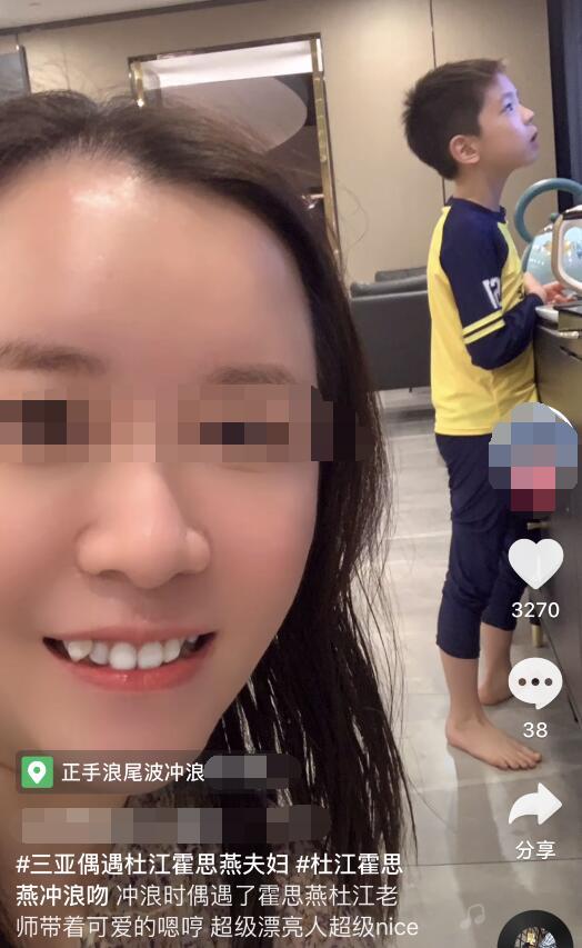 網友偶遇霍思燕杜江衝浪，嗯哼赤腳玩，粉絲被問小女孩說“三不”