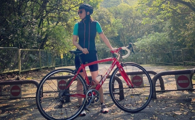 直擊修傑楷沉迷鬥牛，賈靜雯帶兩個女兒先行撤退“放生”老公