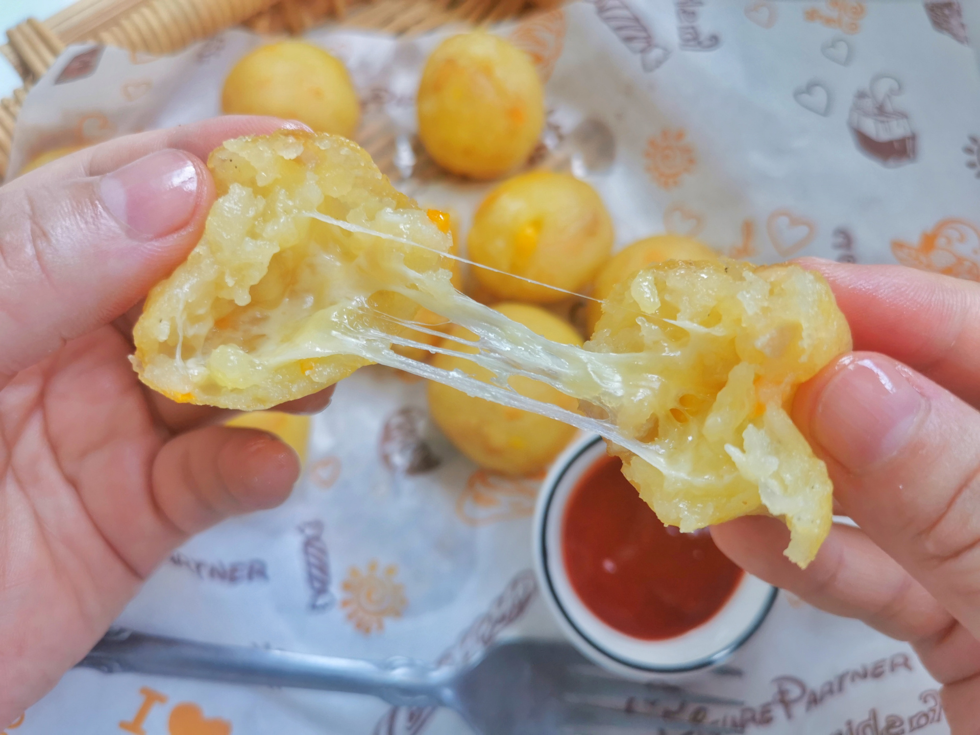土豆又有新吃法，外酥里软还拉丝，不需要面包糠，专治夏天没食欲