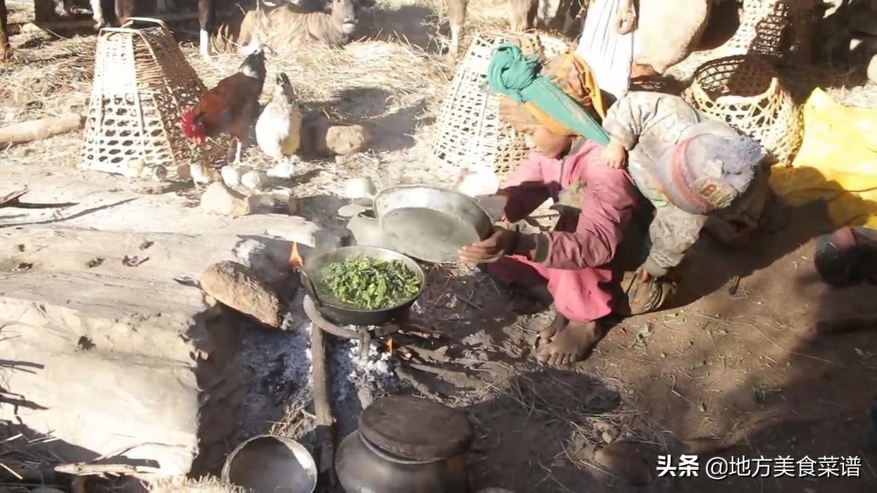 尼泊尔山区穷人家来客人，主人煮一锅大米饭，用牛肉干煮青菜招待