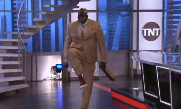 湖人大勝拓荒者，巴克利遭打臉，歐尼爾當面將掃把折斷，放言給湖人球迷們撐腰！-黑特籃球-NBA新聞影音圖片分享社區