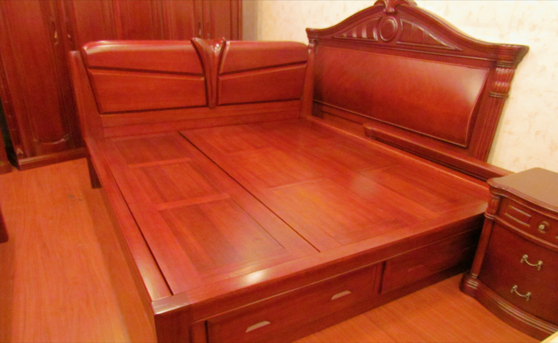 為什么中國(guó)人鐘愛實(shí)木家具？