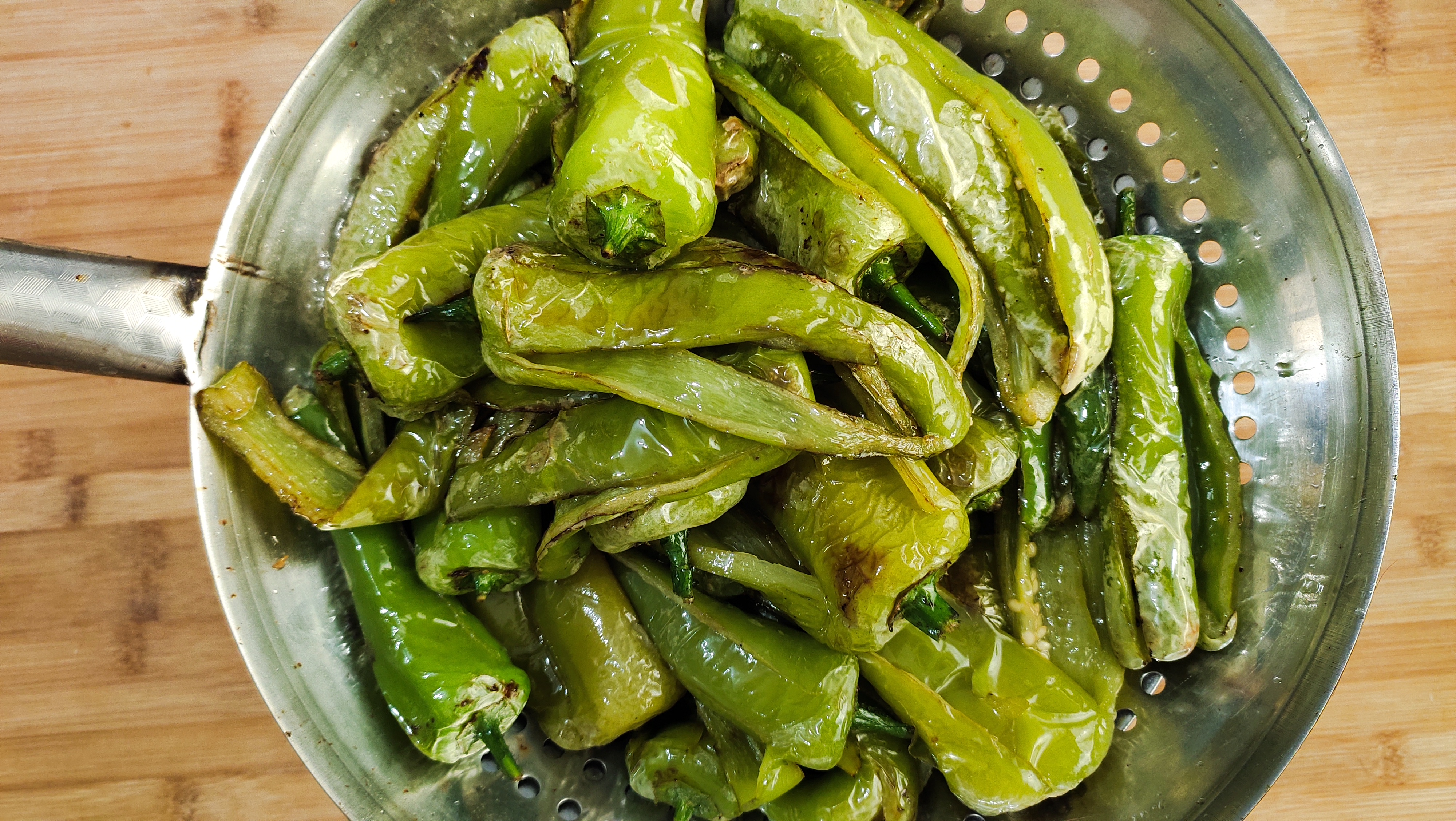 You can't finish eating too many chili peppers. You can make it into spicy oil chili. One time is enough to eat for two weeks.