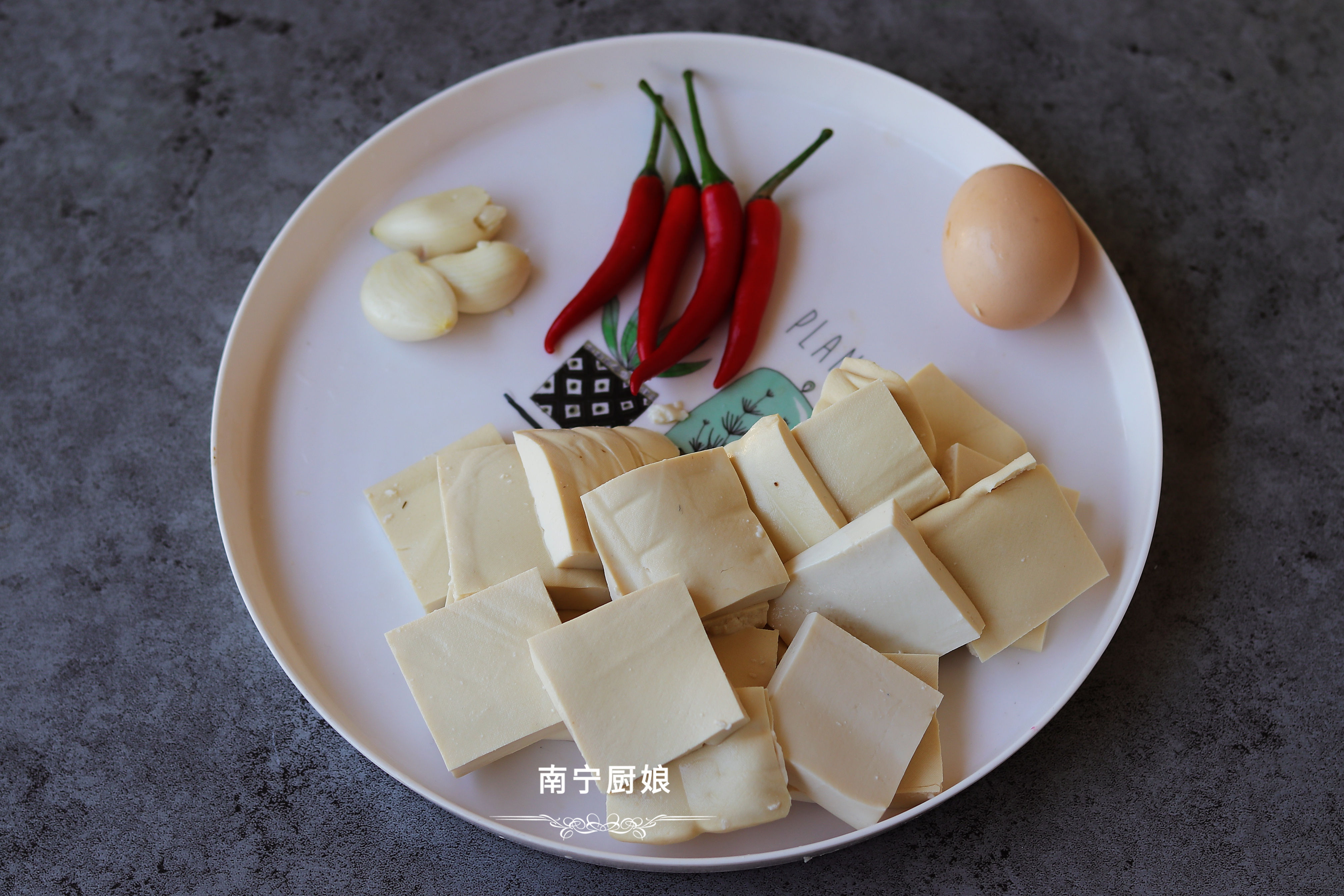 煎豆腐時，直接下鍋煎容易碎？ 多做1步驟，豆腐完整不碎還更入味