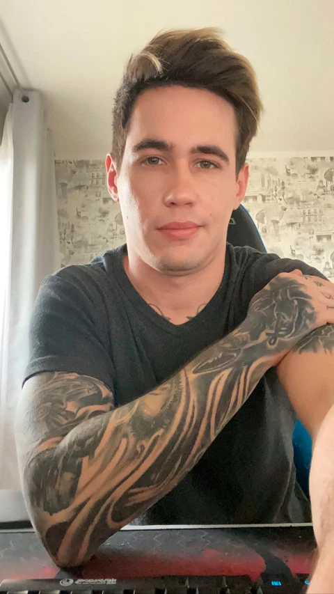 丧心病狂！俄网红直播活活冻死怀孕女友，观众却在叫好打赏？