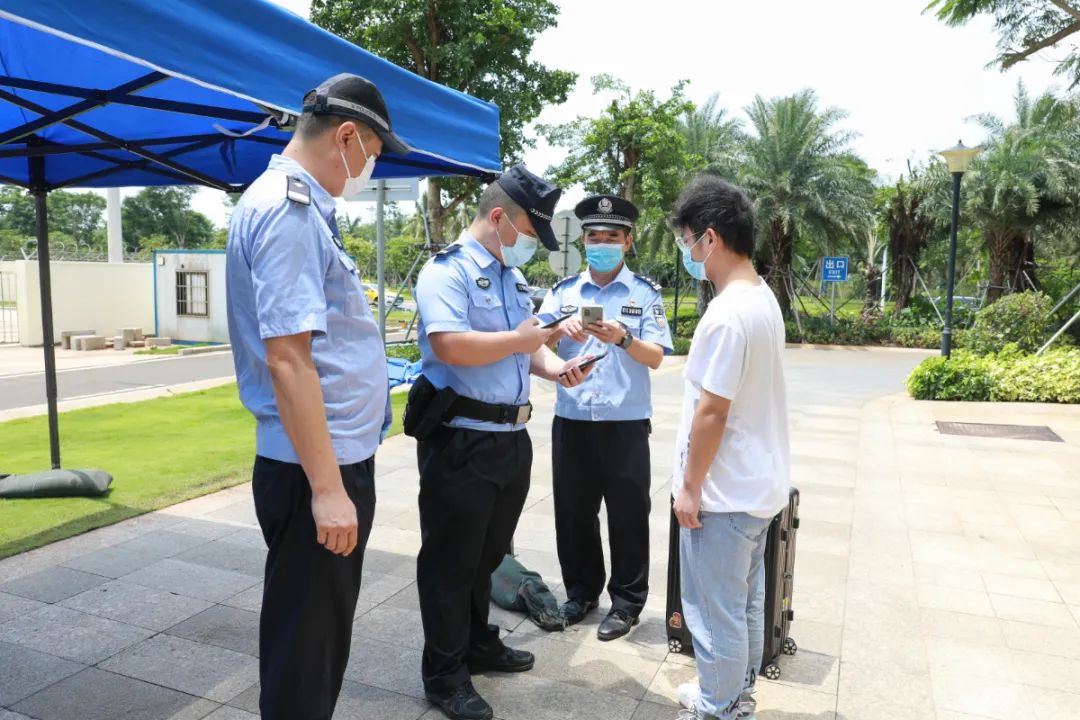 民警核查旅客身份信息及行程海口市公安局美兰国际机场分局机场派出所