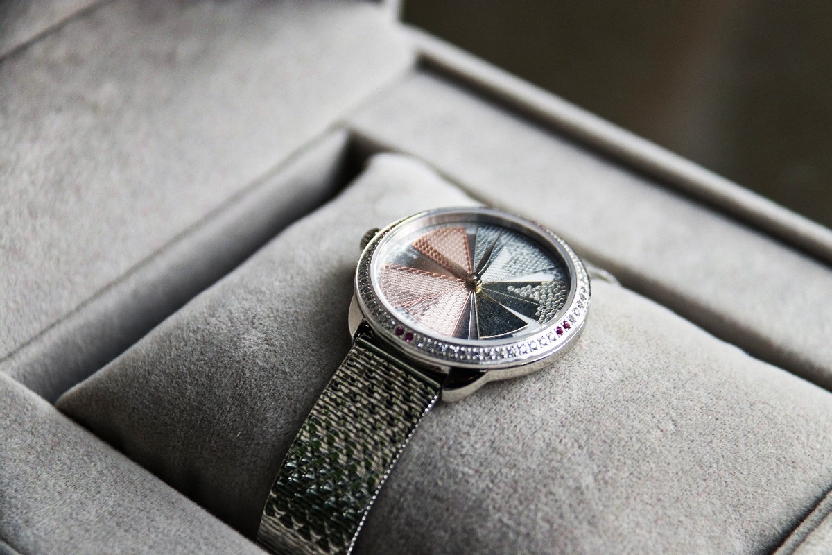 女士手表都如此美？釉上造物臻选精致手表，宛若芳华极致奢华之美