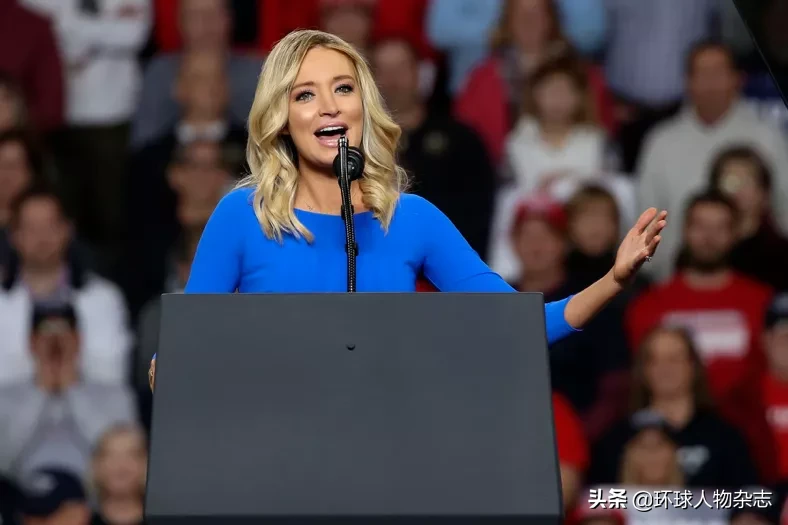 32岁靓女成白宫新星，一上任就和媒体互撕，“特